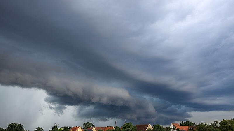Gewitter mit Starkregen und Hagel in Bayern