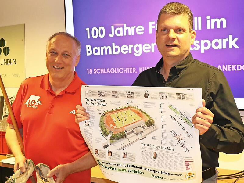 Ein Jahrhundert Volkspark aufgearbeitet: LG Sportwart Carlo Schramm (links) &ndash; mit einem Holzspeer und Laufschuhen von annodazumal &ndash; und der FCE-Medienbeauftragte Adrian Grodel plauderten aus dem Volkspark-N&auml;hk&auml;stchen.