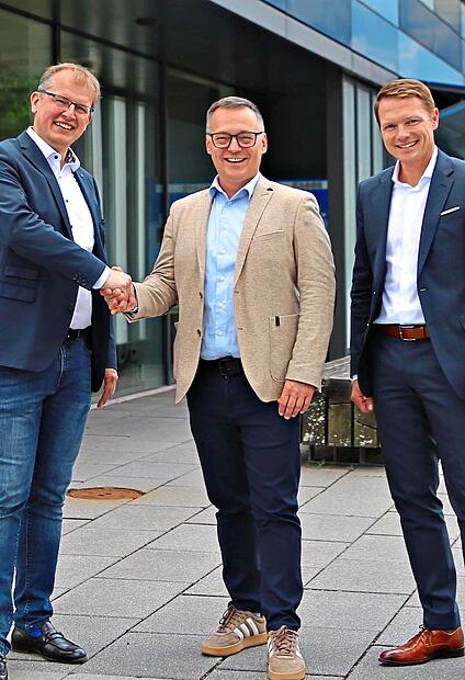 Besiegelt haben (von links) Oberbürgermeister Ralf Hartnack, Bürgermeister Rainer Strobel und Stadtwerke-Leiter Christof Lange die Partnerschaft zwischen Neudrossenfeld und den Stadtwerken Kulmbach.Stadtwerke Kulmbach Besiegelt haben (von links) Oberbürgermeister Ralf Hartnack, Bürgermeister Rainer Strobel und Stadtwerke-Leiter Christof Lange die Partnerschaft zwischen Neudrossenfeld und den Stadtwerken Kulmbach.Stadtwerke Kulmbach