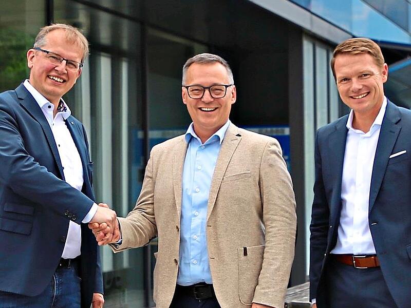 Besiegelt haben (von links) Oberb&uuml;rgermeister Ralf Hartnack, B&uuml;rgermeister Rainer Strobel und Stadtwerke-Leiter Christof Lange die Partnerschaft zwischen Neudrossenfeld und den Stadtwerken Kulmbach.Stadtwerke Kulmbach
