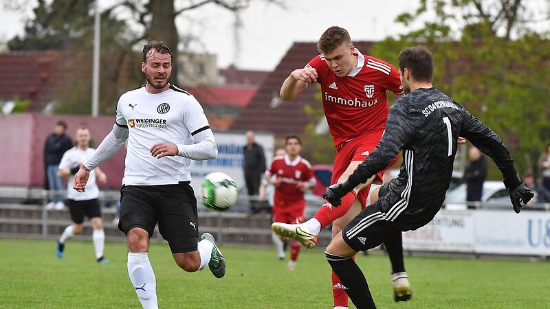 Herzogenaurachs Martin Nahr (links)  kann sich nicht gegen Schwabachs Tobias Spie&szlig;  und Torwart Dominik Brunnh&uuml;bner durchsetzen.