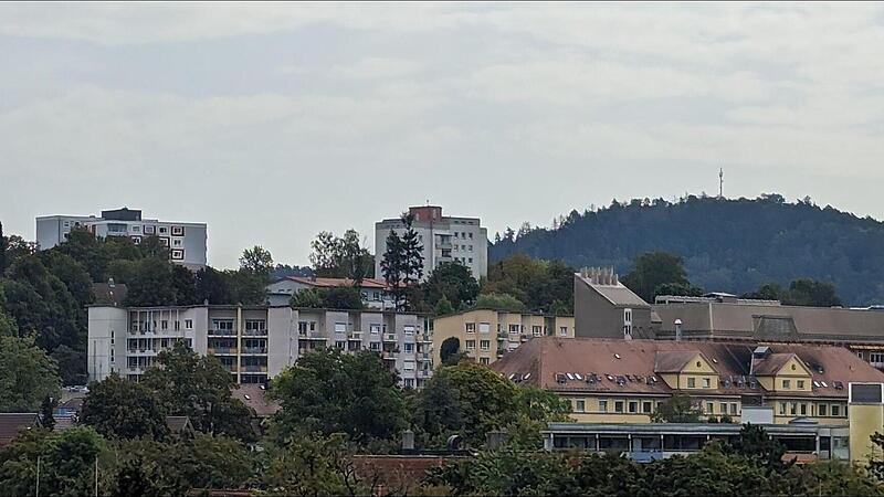 Der Komplex des Klinikums Coburg an der Ketschendorfer Stra&szlig;e. Links daneben residiert die Regiomed Kliniken GmbH, die f&uuml;r die Krankenh&auml;user im Verbund zentrale Dienste &uuml;bernimmt. Der Verbund sollte eigentlich teilweise aufgel&ouml;st werden, doch das ...