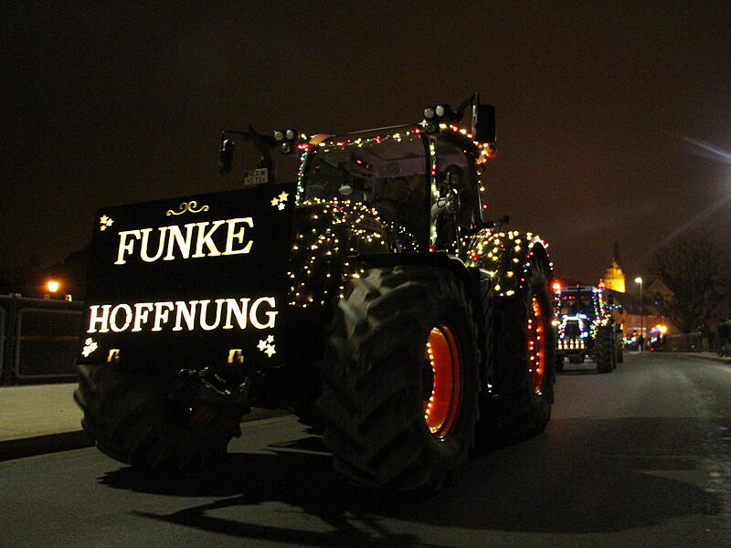 Weit &uuml;ber 50 Landwirte aus der ganzen Region setzten in H&ouml;chstadt ein beeindruckendes Zeichen des Frohsinns.