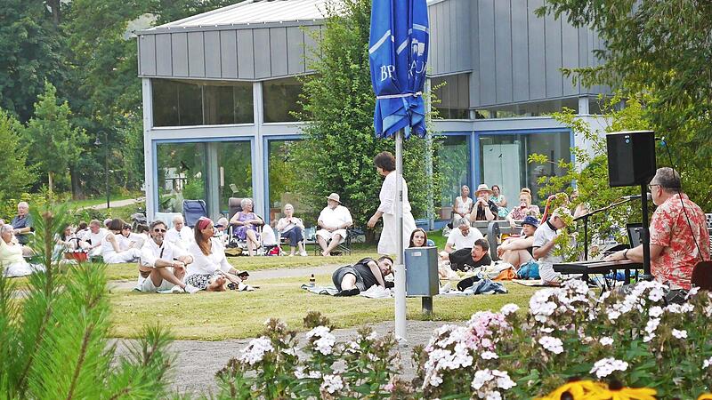 Bei der &bdquo;Nacht der Harmonie&ldquo; wird es ein Picknick in wei&szlig;er Kleidung geben.