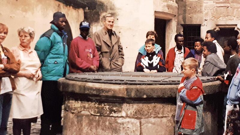 Oft war Pater Hermann Schulz auch mit jungen Leuten aus seinem Jugendprojekt in Ruanda in Kronach, hier auf der Festung Rosenberg.