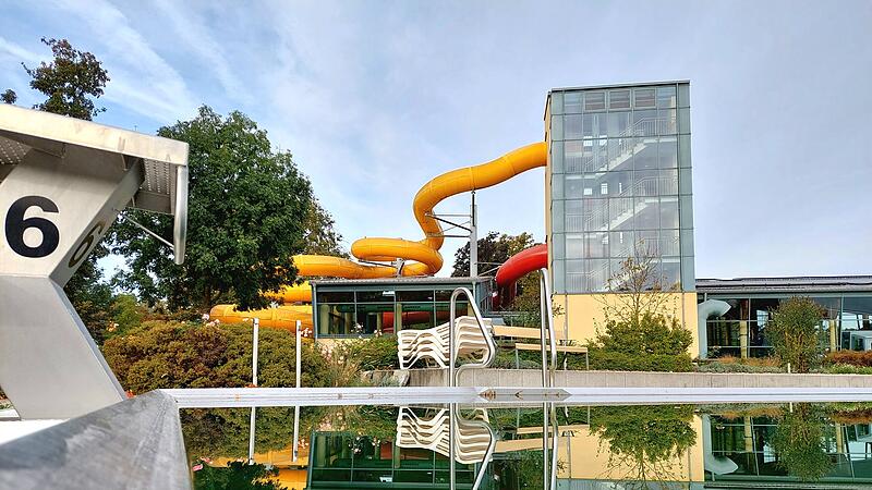 Seit seinem Bau im Jahr 2010 k&auml;mpft das Forchheimer K&ouml;nigsbad mit M&auml;ngeln. Seit Jahren dominieren Diskussionen &uuml;ber eine kostspielige Sanierung sowie einen Prozess gegen die damaligen Planer die Schlagzeilen. Eine Chronik.