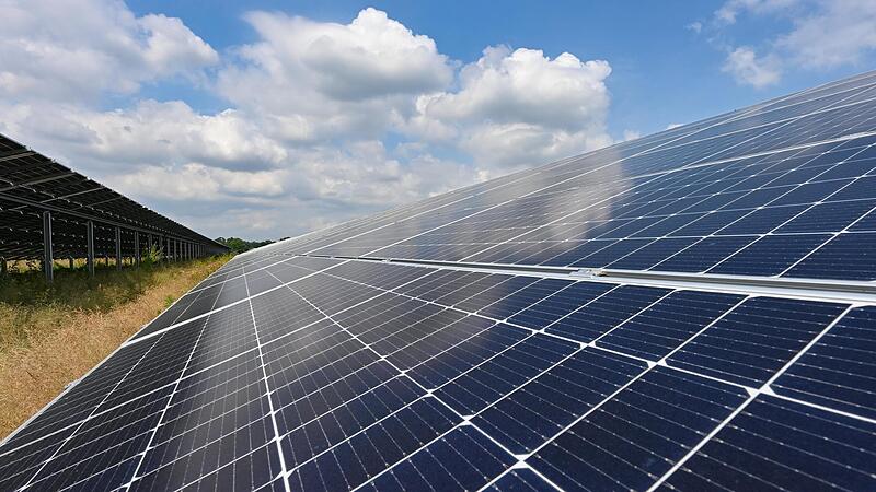 Eine Photovoltaikanlagen wie auf diesem Symbolbild soll im Solarbiotopverbund Mausdorf-Zweifelsheim entstehen. Eine Photovoltaikanlagen wie auf diesem Symbolbild soll im Solarbiotopverbund Mausdorf-Zweifelsheim entstehen.