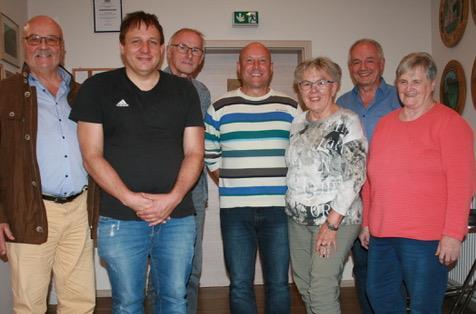 Der Vizepräsident des Eigenheimerverbands Bayern, Heinz Amling (links), gratuliert den Vorstandsmitgliedern der Eigenheimer Premich (weiter von links), Andreas May, Eckard Reinmann, Frank Seufert, Rita Stürzenberger, dazwischen Ortssprecher Eugen ...