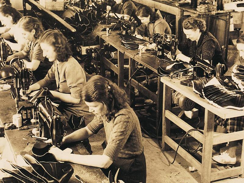 Frauen arbeiten in der Stepperei der ersten Puma-Schuhfabrik. Das Foto entstand 1952.