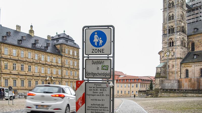 Wer hier sonntags nach 13 Uhr parkt, dem droht ein heftiges Verwarnungsgeld von 55 Euro &ndash; denn dann wird der Domplatz zur Fu&szlig;g&auml;ngerzone. Vor allem ortsunkundige Touristen tappen zahlreich in die Kn&ouml;llchenfalle, sch&auml;umen vor Wut.