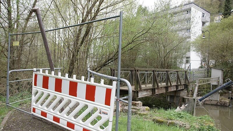 Dass die Brücke über die Sinn am alten Haus Waldenfels fehlt, stößt einigen Anwohnern auf, weil sie nur noch umständlich in den Georgipark kommen. Für die Stadt ist ein Provisorium zu teuer; sie bemüht sich um vollwertigen Ersatz. Dass die Brücke über die Sinn am alten Haus Waldenfels fehlt, stößt einigen Anwohnern auf, weil sie nur noch umständlich in den Georgipark kommen. Für die Stadt ist ein Provisorium zu teuer; sie bemüht sich um vollwertigen Ersatz.