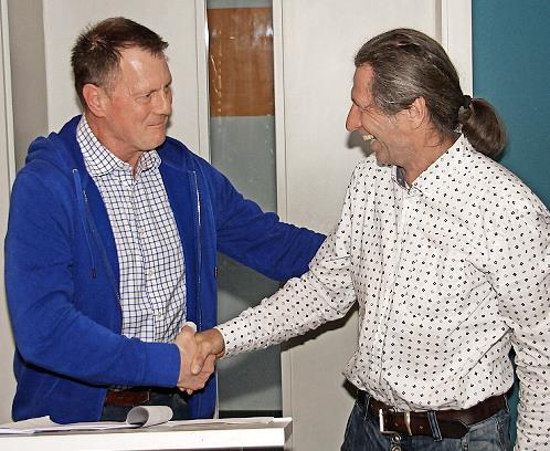 Vorsitzender Ronald Schwarz (links) verabschiedet den langjährigen Finanzvorstand Michael Steber. Vorsitzender Ronald Schwarz (links) verabschiedet den langjährigen Finanzvorstand Michael Steber.