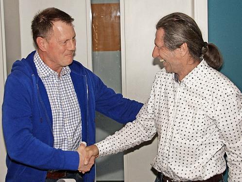 Vorsitzender Ronald Schwarz (links) verabschiedet den langjährigen Finanzvorstand Michael Steber. Vorsitzender Ronald Schwarz (links) verabschiedet den langjährigen Finanzvorstand Michael Steber.