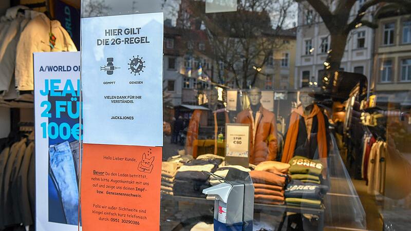 Ungeimpfte m&uuml;ssen drau&szlig;en bleiben &ndash; und Geimpfte oder Genesene d&uuml;rfen erst in den Laden, wenn sie ihren Beleg vorgezeigt haben.