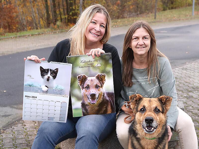 Der Tierheimkalender von Fotografin Kerstin Junker (links), daneben Silvia Pietrek vom Tierheim Fulda-Hünfeld und Titelmodel Lex Der Tierheimkalender von Fotografin Kerstin Junker (links), daneben Silvia Pietrek vom Tierheim Fulda-Hünfeld und Titelmodel Lex