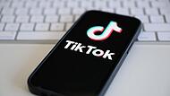Die AfD instrumentalisiert geschickt TikTok als Zugangskanal f&uuml;r desorientierte Jugendliche. Auch ausl&auml;ndische Diktaturen profitieren von der Plattform,die junge Menschen den Extremisten in die Arme treibt.