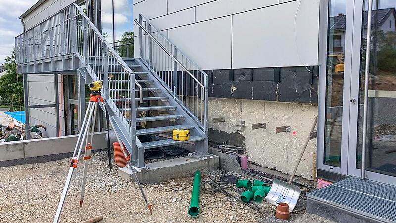 Die Fluchttreppe wurde montiert. Die Arbeiten des ersten Bauabschnitts sind fast abgeschlossen.Forchheim & Fränkische Schweiz Die Fluchttreppe wurde montiert. Die Arbeiten des ersten Bauabschnitts sind fast abgeschlossen.Forchheim & Fränkische Schweiz