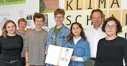 Sie stehen stellvertretend für die ganze Schulfamilie des E.T.A-Hoffmann-Gymnasiums. Von links: Maja Klarmann, Cordula Tschuschke, Xaver Prell, Lasse Rother, Yeva Kravets, Markus Knebel und Johanna Stübinger.