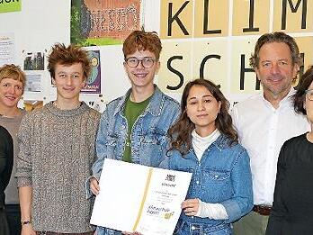 Sie stehen stellvertretend für die ganze Schulfamilie des E.T.A-Hoffmann-Gymnasiums. Von links: Maja Klarmann, Cordula Tschuschke, Xaver Prell, Lasse Rother, Yeva Kravets, Markus Knebel und Johanna Stübinger.