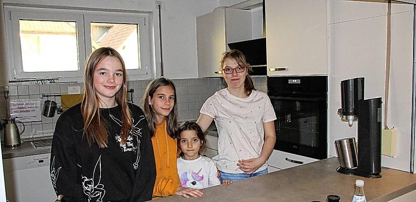 Leonora, Zoe, Sofia und Laura sind sich einig: Die neue Küche ist total schön geworden. Allerdings ist die Anschaffung auch ein finanzieller Kraftakt für das Kinder- und Jugendheim Geesdorf. Der Trägerverein musste die Ausgabe erst mal vorfinanzieren und hofft nun auf finanzielle Unterstützung durch Spenden.
