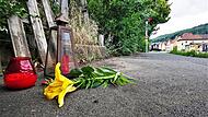 Kerzen und eine Blume erinnern an die Messerattacke in Ebermannstadt vom letzten Samstag.Forchheim & Fränkische Schweiz Kerzen und eine Blume erinnern an die Messerattacke in Ebermannstadt vom letzten Samstag.Forchheim & Fränkische Schweiz