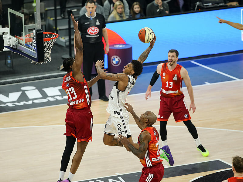 Spektakul&auml;r, wenn auch in dem Fall nicht von Erfolg gekr&ouml;nt: Demarcus Demonia beim Dunkversuch.