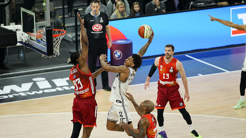 Spektakul&auml;r, wenn auch in dem Fall nicht von Erfolg gekr&ouml;nt: Demarcus Demonia beim Dunkversuch.