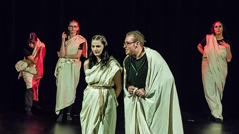 Die Theater AG der Regiomontanus-Schule Coburg zeigte ihre Version der Kom&ouml;die &bdquo;Lysistrate&ldquo; nach Aristophanes.