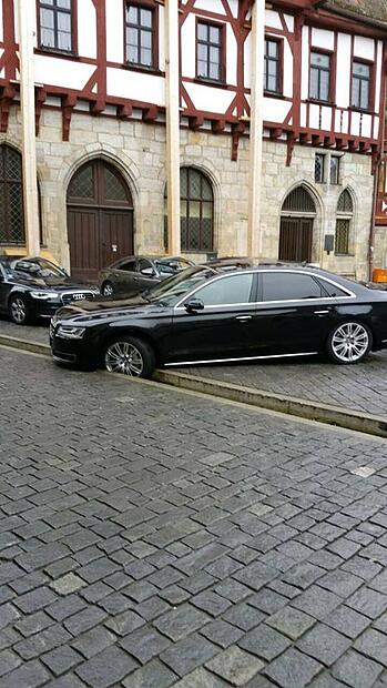 Am Rande des Festakts zur Feier von 20 Jahre „Weißer Ring“ im Forchheimer Rathaus hat der Fahrer eines Ehrengasts am 14. März 2015 ein kleines Missgeschick erlitten: Beim Parken auf dem Rathausplatz geriet er mit einem Rad ins „Bächla“. Der Wagen musste abgeschleppt werden.Forchheim & Fränkische Schweiz