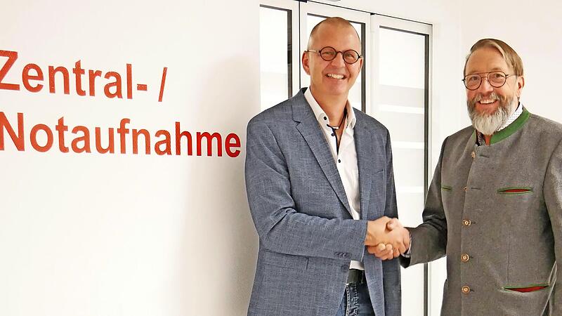 Geschäftsführer der GKG Udo Kunzmann (r.) begrüßt Dr. Michael Hille, den neuen Chefarzt der Zentral- und Notaufnahmen der Juraklinik Scheßlitz und der Steigerwaldklinik Burgebrach Geschäftsführer der GKG Udo Kunzmann (r.) begrüßt Dr. Michael Hille, den neuen Chefarzt der Zentral- und Notaufnahmen der Juraklinik Scheßlitz und der Steigerwaldklinik Burgebrach