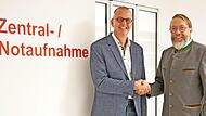 Geschäftsführer der GKG Udo Kunzmann (r.) begrüßt Dr. Michael Hille, den neuen Chefarzt der Zentral- und Notaufnahmen der Juraklinik Scheßlitz und der Steigerwaldklinik Burgebrach