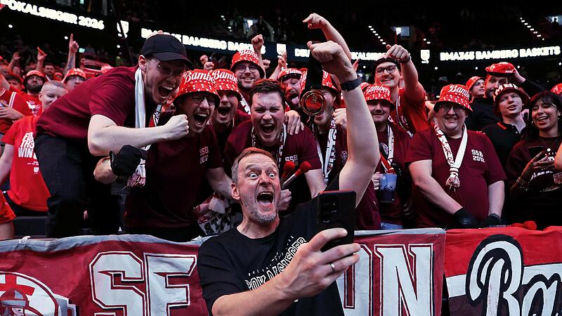 Ein Nordlicht rastet aus: Assistenztrainer Arne Woltmann lichtet sich mit Fans ab.