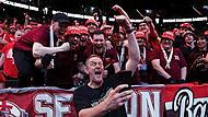 Ein Nordlicht rastet aus: Assistenztrainer Arne Woltmann lichtet sich mit Fans ab.