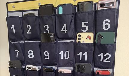 Handyaufbewahrung im Klassenzimmer