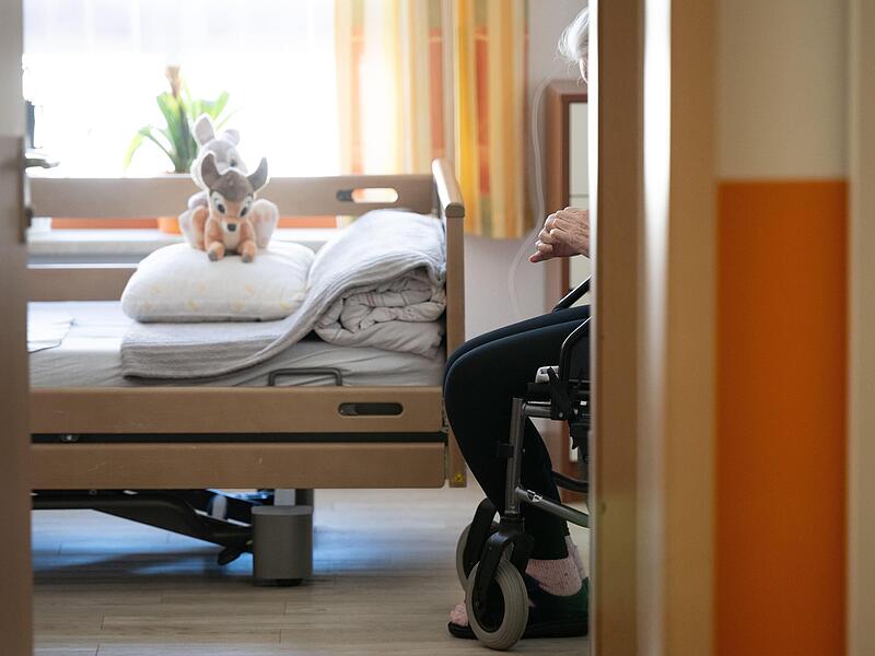 Blick in ein Pflegeheim. Die CSU kritisiert die  Pl&auml;ne von Gesundheitsministerin Warken zur Reform der Pflegeversicherung.