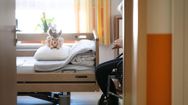 Blick in ein Pflegeheim. Die CSU kritisiert die  Pl&auml;ne von Gesundheitsministerin Warken zur Reform der Pflegeversicherung.