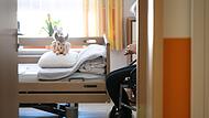 Blick in ein Pflegeheim. Die CSU kritisiert die  Pl&auml;ne von Gesundheitsministerin Warken zur Reform der Pflegeversicherung.