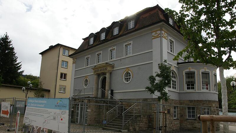 Ein ungeliebtes Provisorium: Der Bauzaun rund um das Alte Rathaus wird im Oktober näher an das sanierungsbedürftige Gebäude versetzt. Er soll künftig der Absicherung eines Gerüstes dienen.