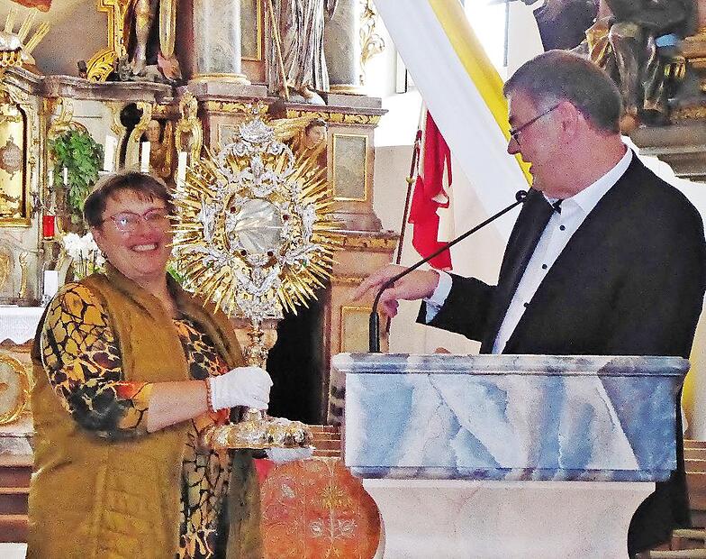 Über die Geschichte der katholischen Pfarrkirche „Mariä Geburt“ und ihre Vorgängerbauten aus karolingischer, romanischer und gotischer Zeit informierte Pfarrgemeinderatsvorsitzender Thomas Geldner (rechts) bei einer Kirchenführung der Projektgrupp...