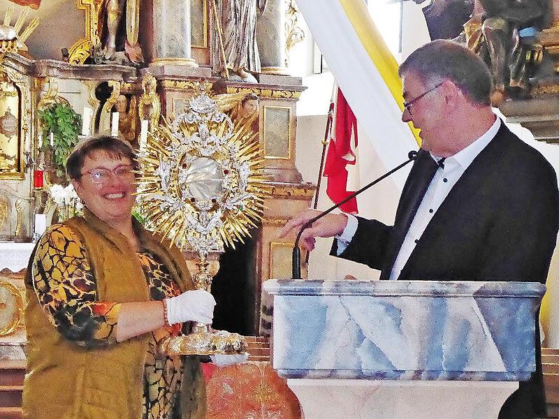 Über die Geschichte der katholischen Pfarrkirche „Mariä Geburt“ und ihre Vorgängerbauten aus karolingischer, romanischer und gotischer Zeit informierte Pfarrgemeinderatsvorsitzender Thomas Geldner (rechts) bei einer Kirchenführung der Projektgrupp...