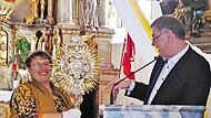 Über die Geschichte der katholischen Pfarrkirche „Mariä Geburt“ und ihre Vorgängerbauten aus karolingischer, romanischer und gotischer Zeit informierte Pfarrgemeinderatsvorsitzender Thomas Geldner (rechts) bei einer Kirchenführung der Projektgrupp...