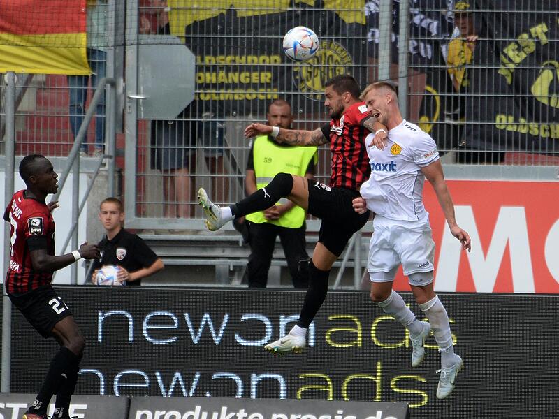 Der Ingolstadter Pascal Testroet setzt beim Kopfballduell mit Alexander Groiß unerlaubt seinen Ellbogen ein. Der Ingolstadter Pascal Testroet setzt beim Kopfballduell mit Alexander Groiß unerlaubt seinen Ellbogen ein.