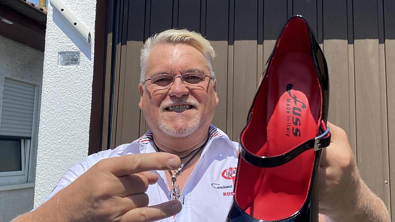 Wolfgang Fuss vor seinem bescheidenen Firmenschild an der Garage.