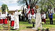 Diakon Joachim Stapf segnet feierlich den aufwendig gestalteten Gedenkstein, der daran erinnert, dass Stettfelder Gläubige seit 1975 nach Vierzehnheiligen pilgern.