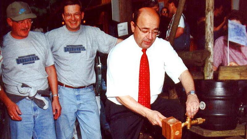 Altb&uuml;rgermeister Franz Stumpf stach damals ein Zehn-Liter-Bierfass vor Thomas Schramm und J&uuml;rgen Matern (v.&nbsp;l.) an.Forchheim & Fr&auml;nkische Schweiz