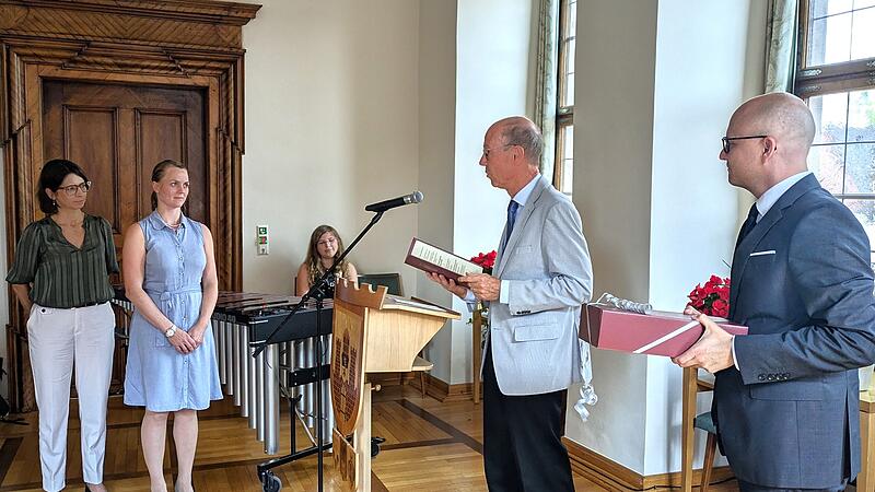 Die Preisträgerinnen Dr. Sandra Kus (von links) und Veronika Throner empfangen den Boxberger-Preis von Dr. Klaus-Henning Kraft (Vorstandsvorsitzender Boxberger-Stiftung) und Oberbürgermeister Dr. Dirk Vogel.