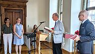Die Preisträgerinnen Dr. Sandra Kus (von links) und Veronika Throner empfangen den Boxberger-Preis von Dr. Klaus-Henning Kraft (Vorstandsvorsitzender Boxberger-Stiftung) und Oberbürgermeister Dr. Dirk Vogel.