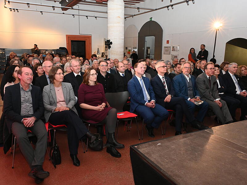 Neujahrsempfang Forchheim 2025Forchheim & Fränkische Schweiz Einiges an Prominenz ist zugegen. Unter anderem Bürgermeisterin Anette Prechtel (2.v.li.), Bundestagsabgeordnete Lisa Badum (3.v.li.), Landtagsabgeordneter Michael Hofmann (4. von rechts), Schriftsteller Harald Martenstein (5.v.re.) IHK-Präsident Michael Waasner (2.v.re.).