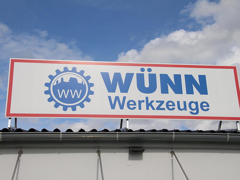 Die Firma Paul W&uuml;nn Coburg (PWC) in der Ketschengasse gibt es nicht mehr. Wer Werkzeuge von W&uuml;nn braucht, muss jetzt in die von-Werthern-Stra&szlig;e nach D&ouml;rfles-Esbach fahren. Dort ist auch das &uuml;berarbeitete Logo zu sehen. Die Buchstaben-Kombi &bdquo;PWC&ldquo; wurde durch &bdquo;WW&ldquo; ersetzt &ndash; aber die Veste ist geblieben!