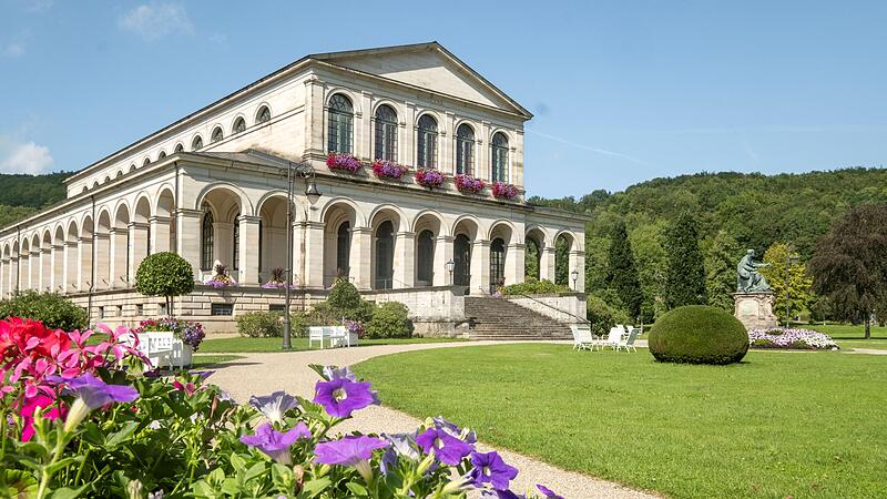 Der Schlosspark im Staatsbad Bad Br&uuml;ckenau ist f&uuml;r eine Blumenpracht bekannt.
